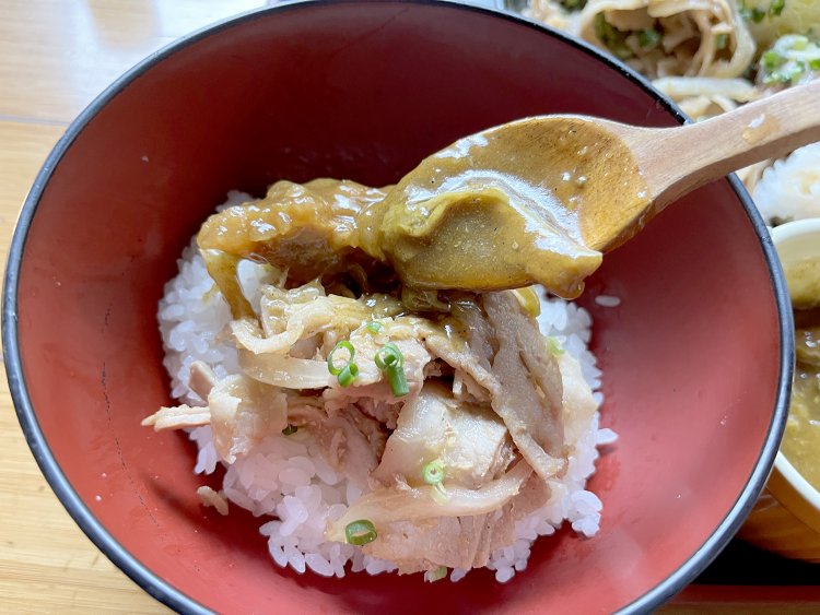 できるだけご飯とおかずをバランス良く食べたいと考えた末に、合い盛りを思いついた。このコラボもいいです。