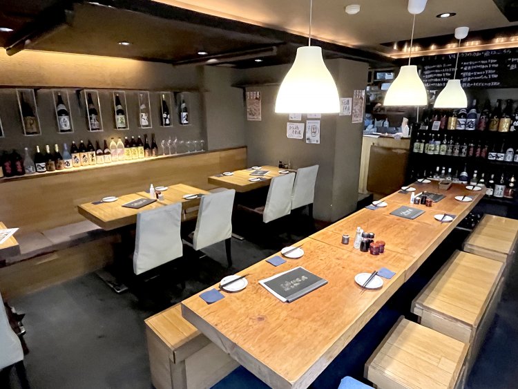 総座席数は30席前後。店内には希少な焼酎や日本酒が並ぶ。