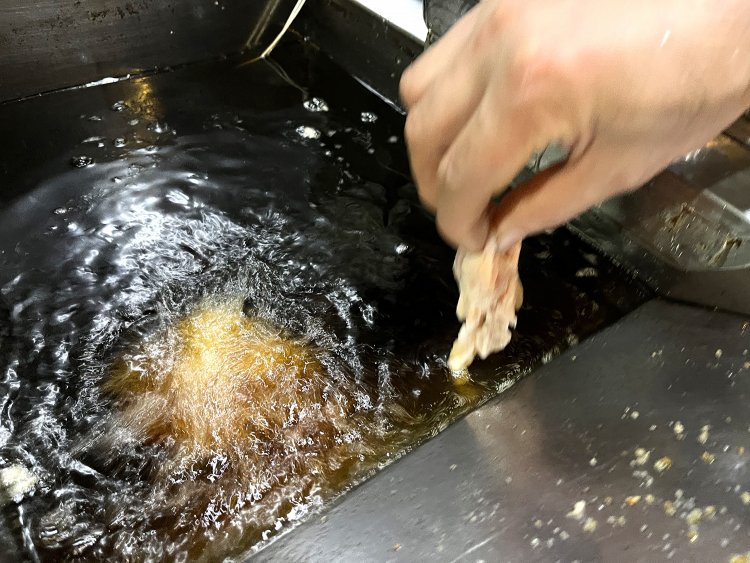 鶏もも肉ニンニク醤油、ショウガやスパイスなどに1日漬け込んだものをカラリと揚げる。