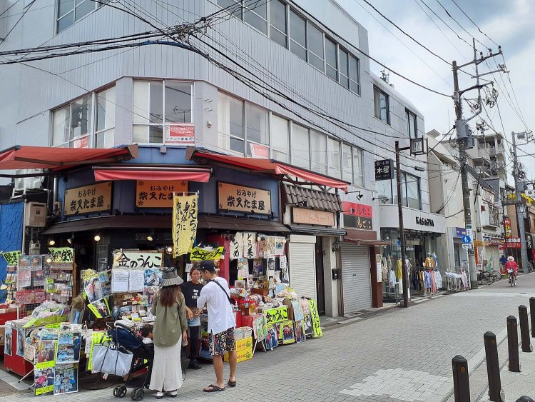 寅さんと礼子さんが出会った駅前の喫茶(きっちゃ)店や、寅さんが学問用の眼鏡を買った眼鏡店は柴又駅前のこの建物に入居していた。いずれも店はすでにない。