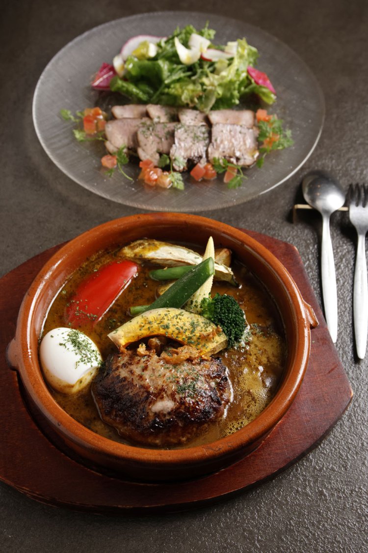 特製佐助豚のハンバーグスープカレー2350円と、冷製スモークタン1200円。