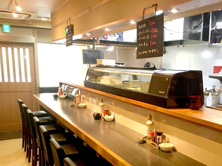 すっきりと落ち着いた店内でゆっくりと料理を楽しめる。