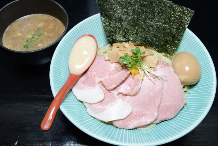 麺が覆われるほどの大ぶりなチャーシューがのる特製梅と煮干しつけ麺1200円。 