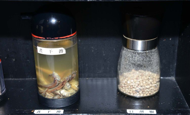 卓上の調味料は2種類のみ。