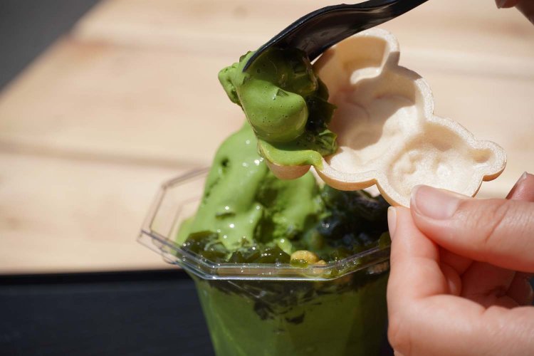 抹茶アイスクリームを最中につけて一緒に味わうのもおすすめ。