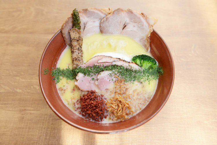 ラーメンでありながら、洋風のテイストがある鶏白湯そば 極。