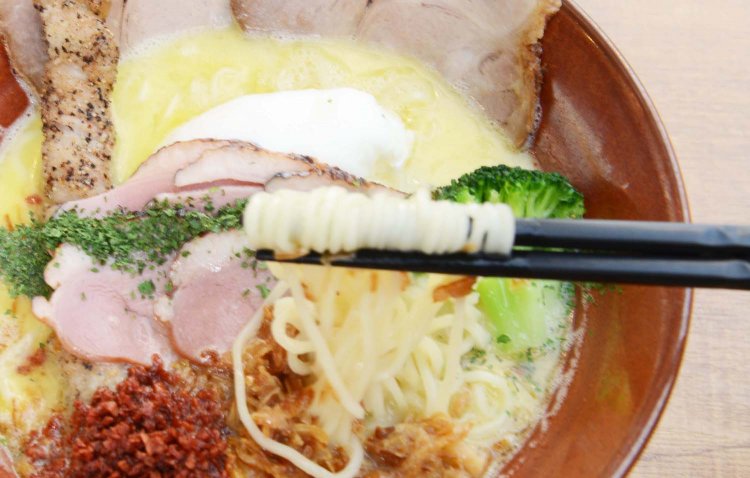 中細ストレート麺と濃厚なスープがよく合う。