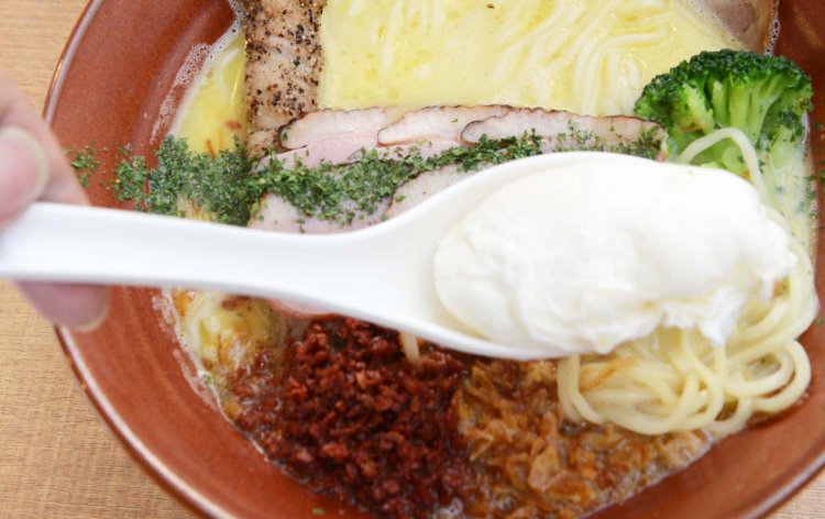 半熟の黄身でまろやかになるポーチドエッグ。