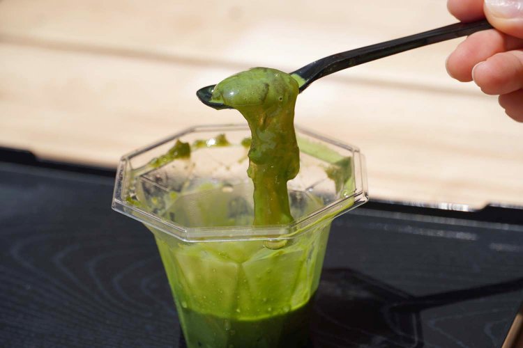抹茶風味に染まったわらび餅は、さわやかな甘さだ。