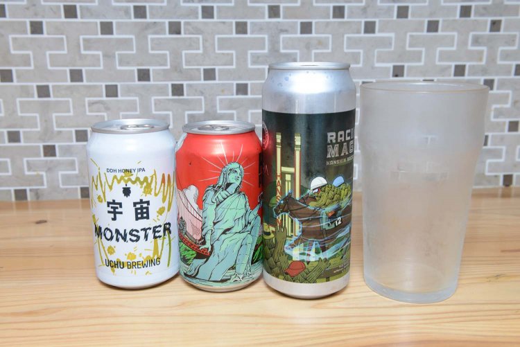 蜂蜜入りの「宇宙モンスター」をはじめ、楽しいパッケージも人気の秘訣。クラフトビール専用のグラスで飲める。