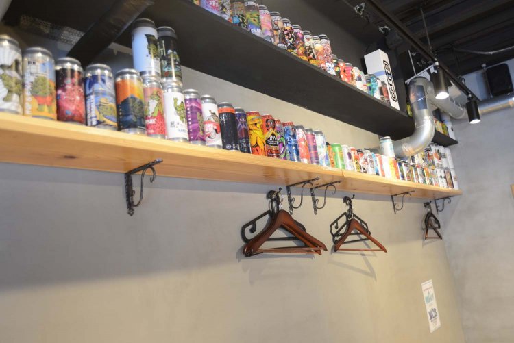 壁に飾られているクラフトビールの空き缶。まるでアートのよう。