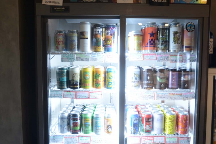 冷蔵庫に並ぶクラフトビールからお好みの1缶を選ぶのも楽しい。