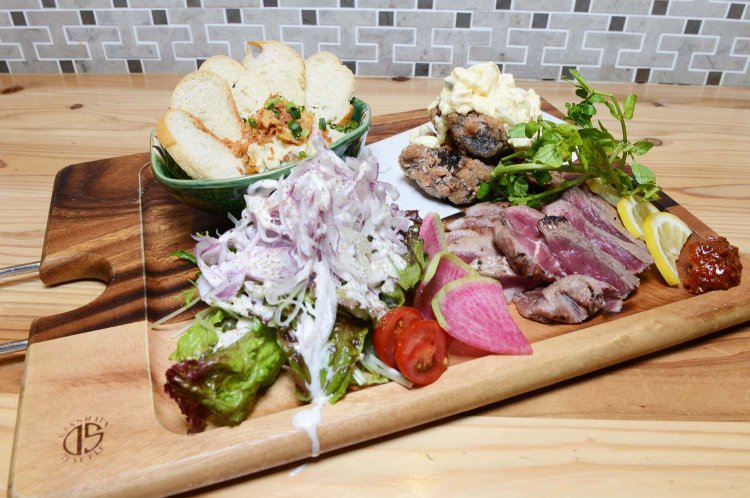 大きな木のプレートで出される「本日のおススメお料理 3種盛り合わせ」。