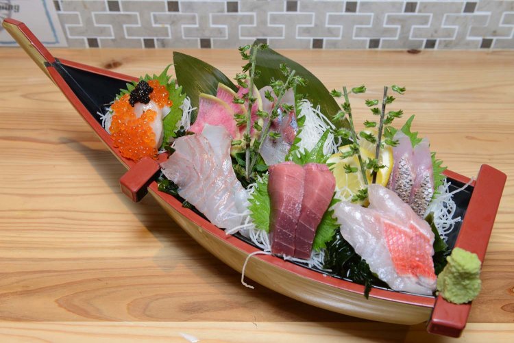 舟盛りにされた「本日のお刺身5種盛り合わせ」（写真は2人前）。