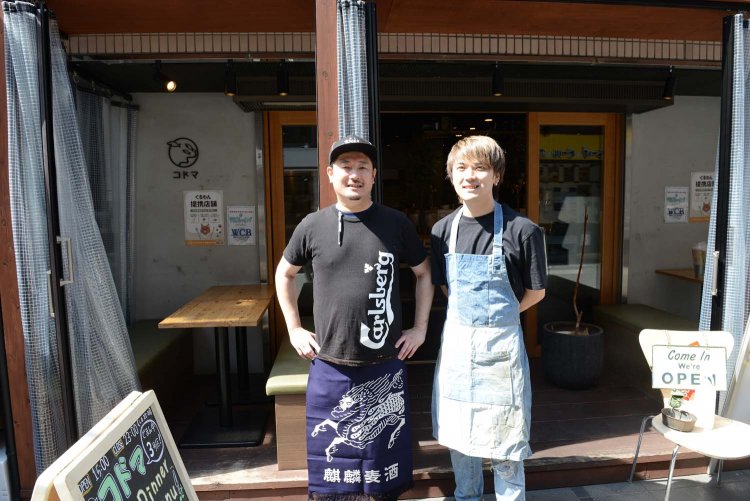 『コドマ 秋葉原店』店長の中村壮一さん（右）、『どまん中 はなれ』店長の高橋雄一さん。