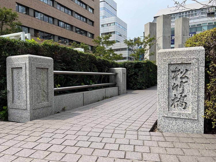 当時の橋も現存して『アプリコ』の玄関ホールに展示してある。