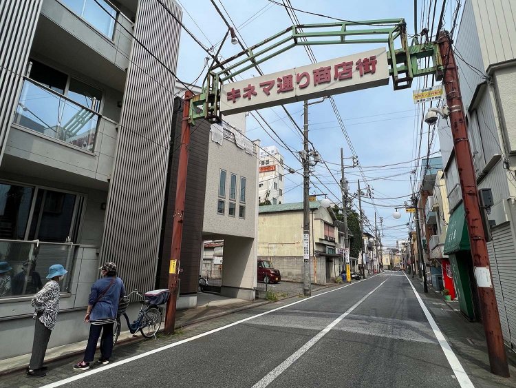 撮影所にちなんで命名された「キネマ通り商店街」。