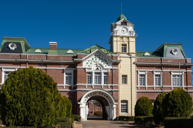 天を突く時計塔が目を引く本館。『神谷傳兵衛記念館』と共に国の重要文化財に指定。