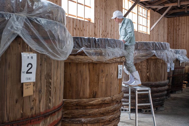 みそソムリエの肩書きを持つ坪井孝賢さん。「杉樽で熟成することで味に深みが出ます」。