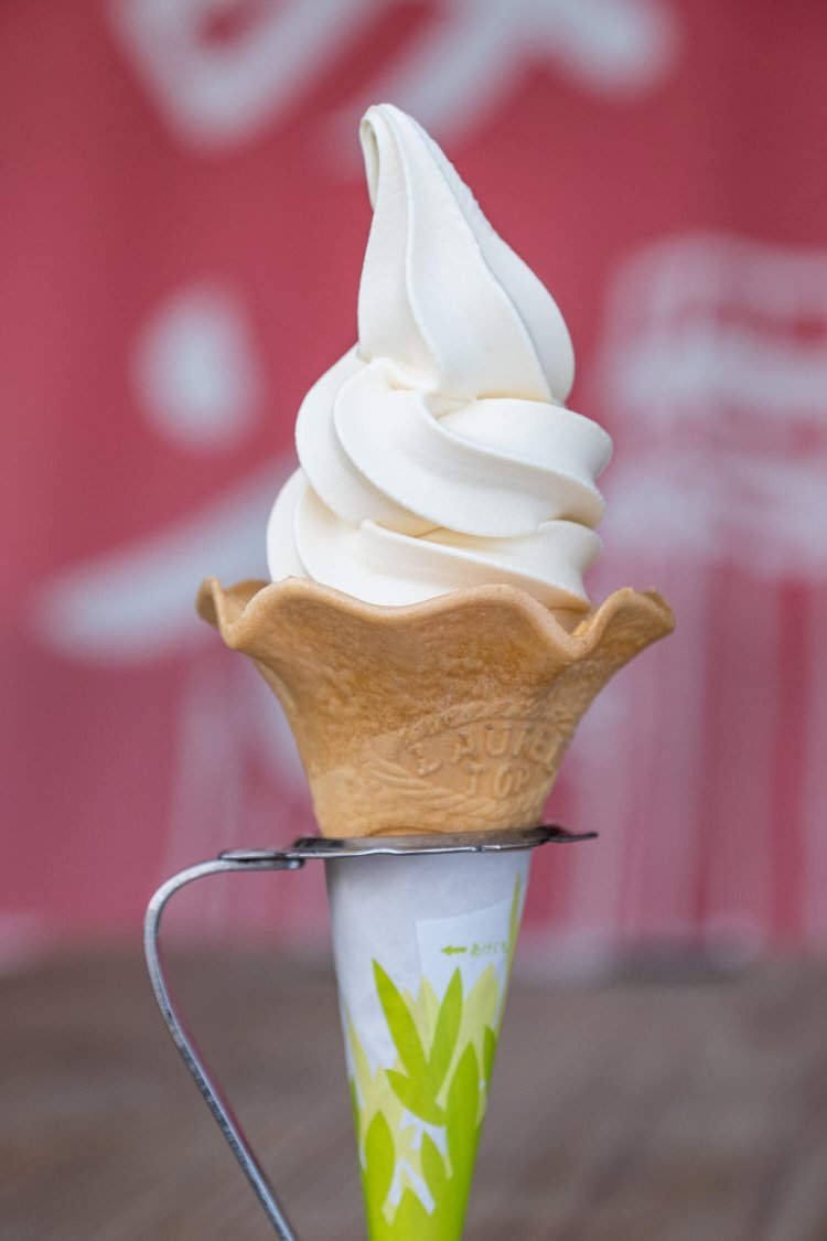 まるでキャラメルのような味わいの味噌ソフトクリーム390円。