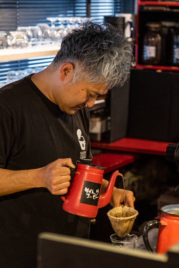 頼りがいのある兄貴分として慕われる店主のサイトウタカシさん。初めての客でも絶妙の距離感で接してくれる。