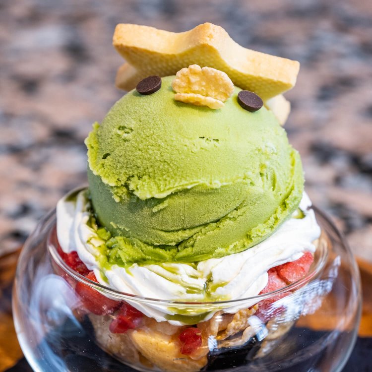 遊び心を感じるカッパフェ490円は15時〜の限定メニュー。抹茶アイスをベースにクッキーや生クリームを配している。