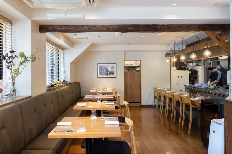 ゆったりと落ち着いた店内からは、下谷神社のすがすがしい景色が眺められる。