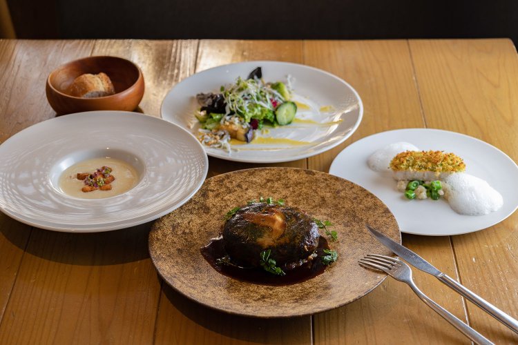 メイン2品のMenu B 4000円（内容は月替わり）。サラダには、荒木さんの出身地・熊本の野菜を使用。メイン1品の1500円のMenu Aも用意。