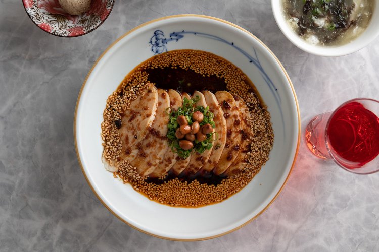 しっとり蒸し鶏のよだれ鶏1300円。