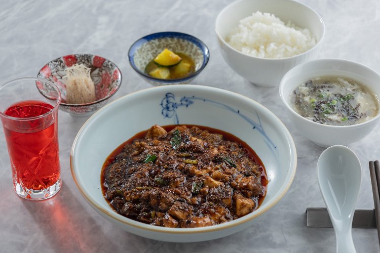 山椒香る四川麻婆豆腐1300円は、豆腐がやわらかくとろとろ。ランチは胃を開かせる働きがあるという酸梅湯をサービス。