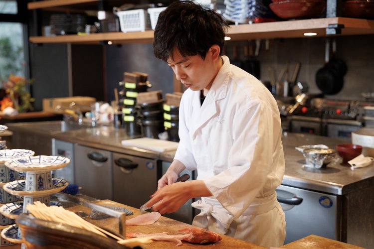 和食の職人が目の前で調理する。