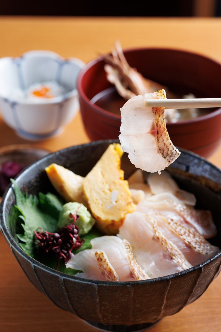 のど黒炙り丼は、全国から質の良さを重視して仕入れたノドグロを使用。カニや魚で出汁を取ったお椀もボリュームたっぷり。