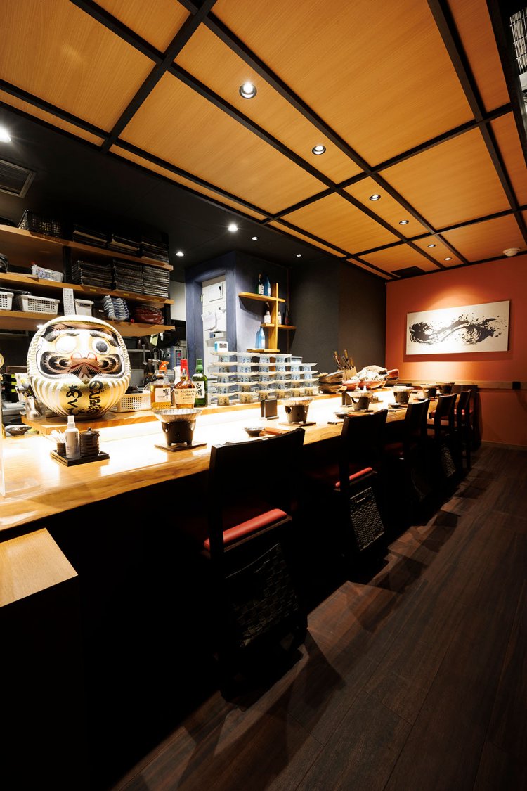 ゆったりとしたカウンター席のほか、個室も豊富。