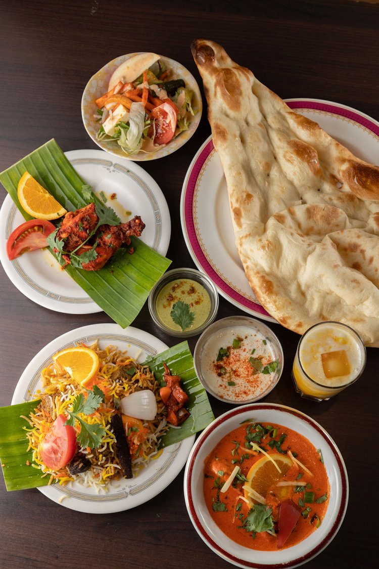 ムスリムセット1850円はビリヤニの具とカレーを選べる。カレーはオレンジ風味のバターチキンが人気。マンゴーラッシーは＋200円。