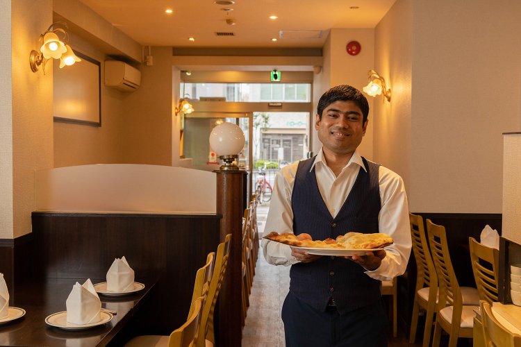 明るいインド人のスタッフが調理やサービスを担当。