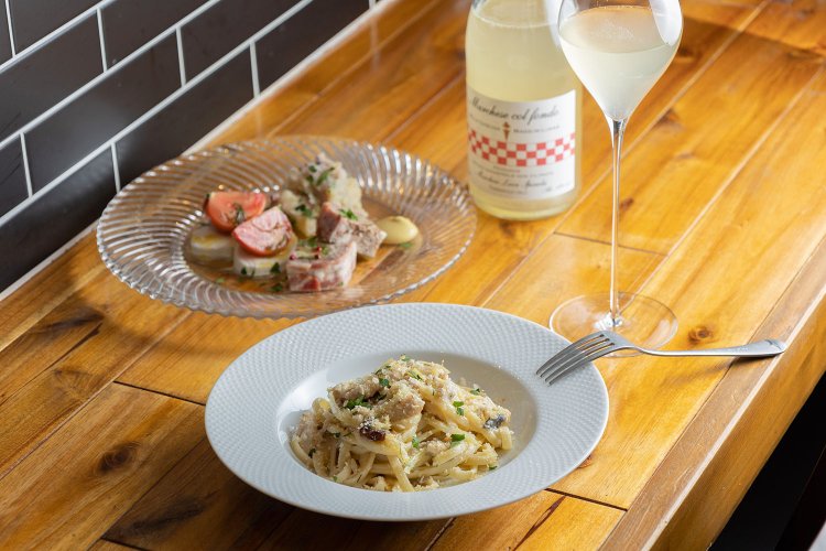 鯵とういきょうのパスタ1600円。まずオーダーしたいのが、前菜盛り合わせ。1人分900円～でかなりお値打ち。グラスワイン1200円。