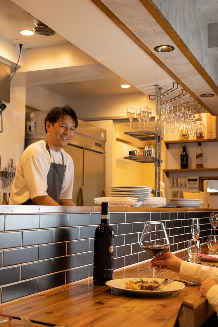 カジュアルな雰囲気の店主・向井さん。気軽にワインや料理を相談しやすい。