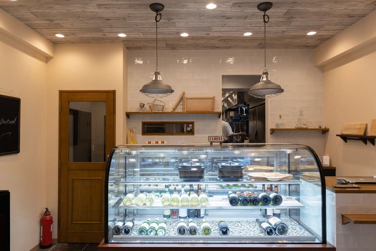 2023年5月オープン。7月からはワインと総菜も販売予定。