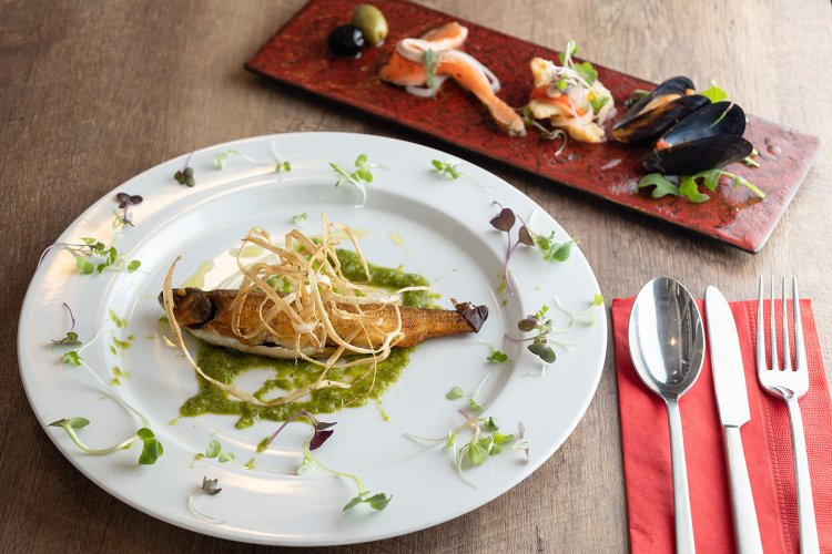 低温調理で仕上げた鮎のコンフィ1600円、前菜盛り合わせ1人分800円。