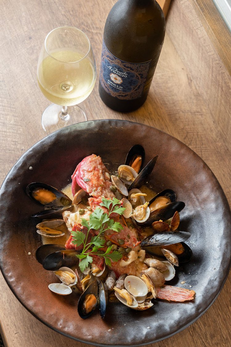 オニカサゴのアクアパッツア4000円（時季や内容で異なる）。グラスワインは600円～。