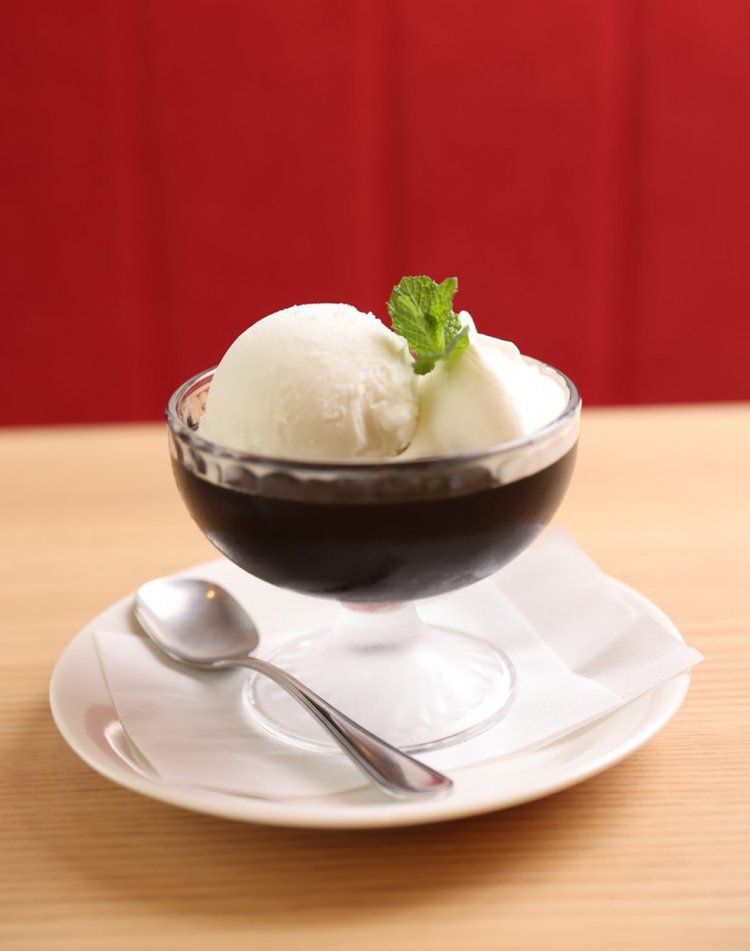 ハンドドリップで淹れた珈琲ゼリー650円。＋50円で塩アイスに変更可。
