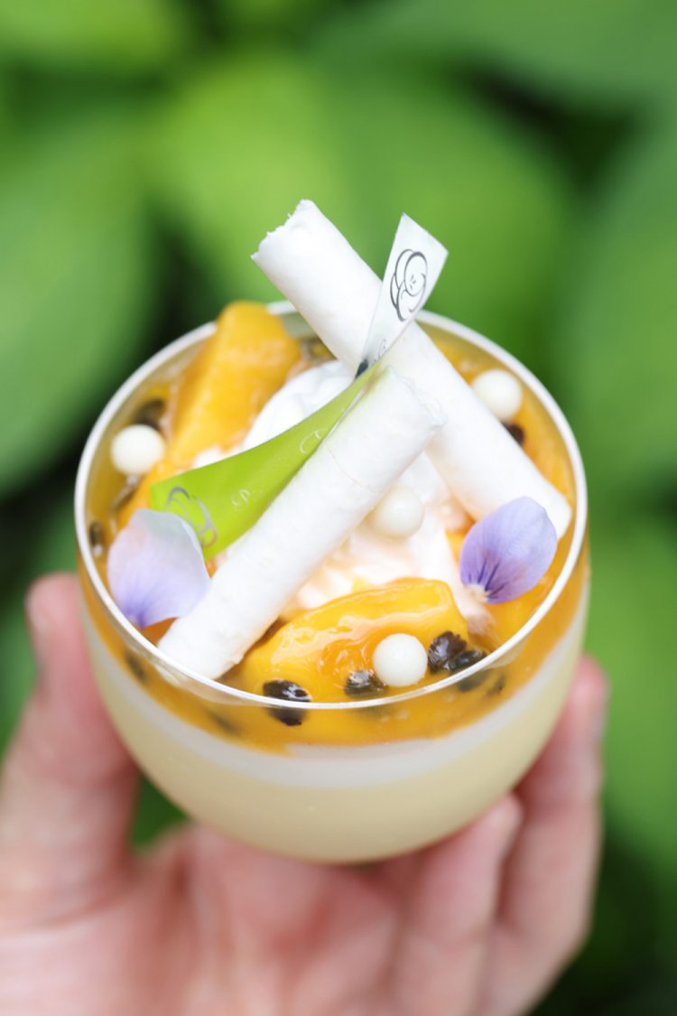 トロピカルフルーツのパフェ630円。7月末までの販売。