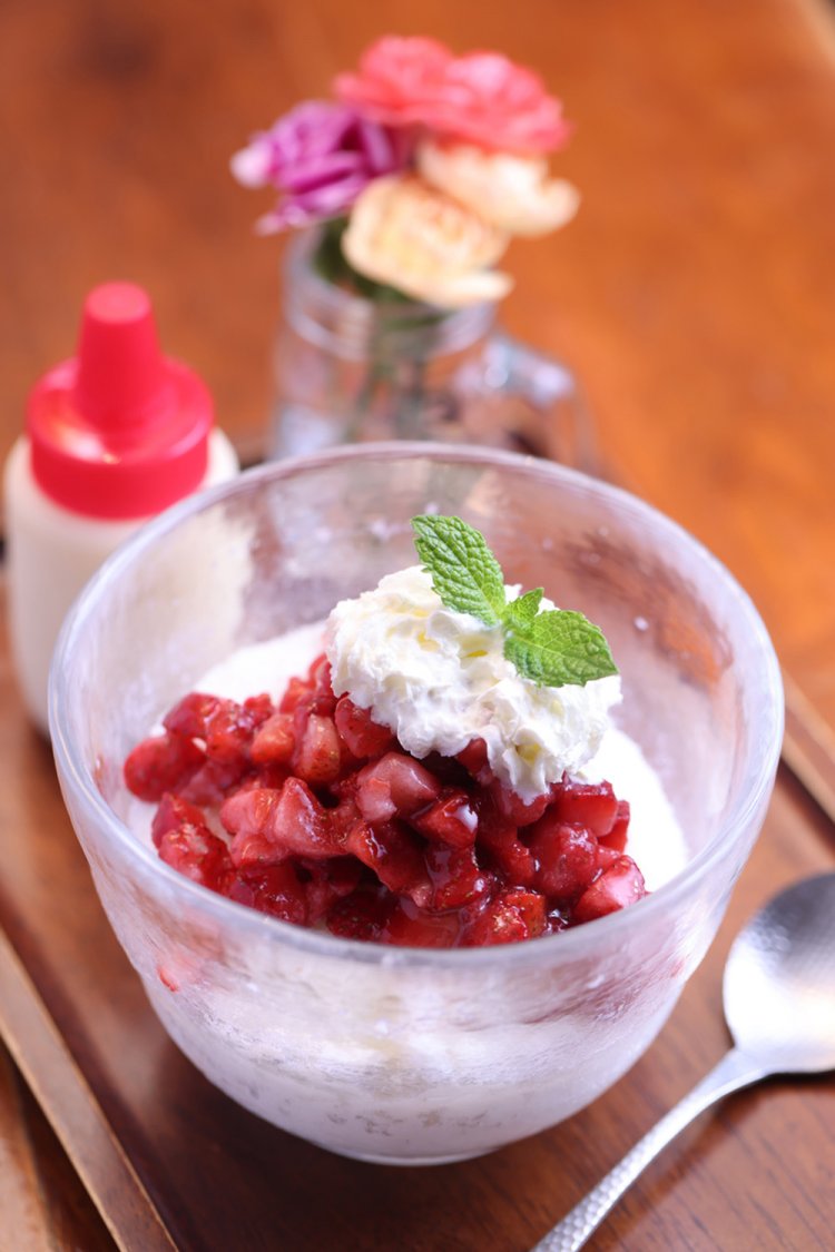 ダイス状にカットした冷凍イチゴを乗せたイチゴかき氷880円。