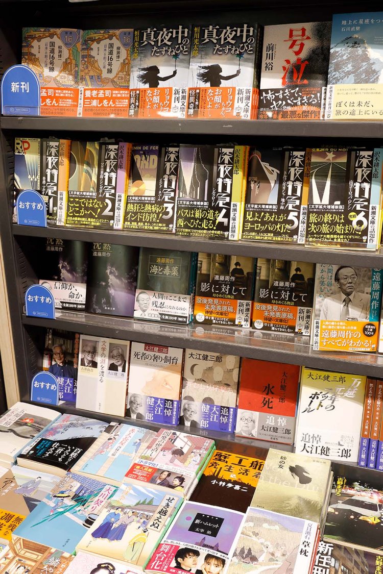 スタッフによる既刊のおすすめ本にも注目。