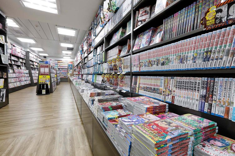 漫画コーナーは奥へと広がっている。ぜひとも足を踏み入れたい。