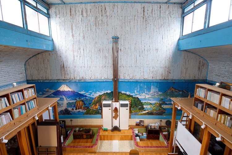 浴槽、ペンキ絵が残る浴室は建築事務所のオフィスだが、見学可能。