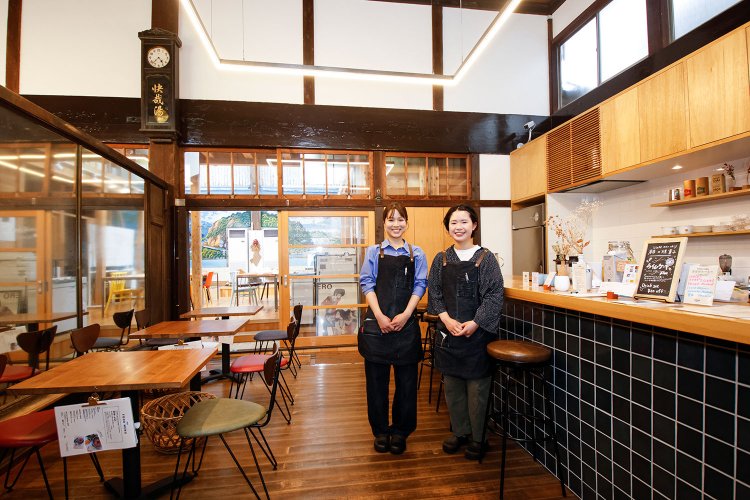 格天井が見事な脱衣場にカフェカウンターが。多田さん（右）とスタッフの太田さん。