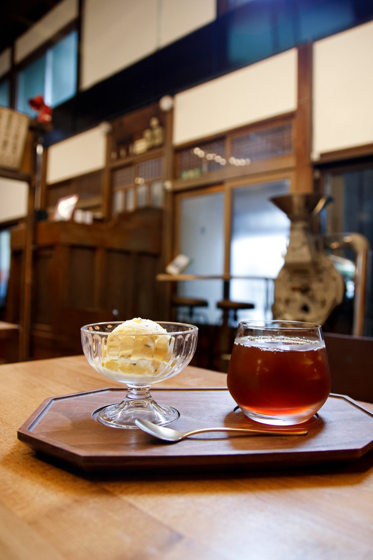 互いの味を引き立てる自家製アイスクリーム＆自家焙煎コーヒーのセット980円。写真はキウイ＆グァテマラでつぶつぶの種がアクセント。