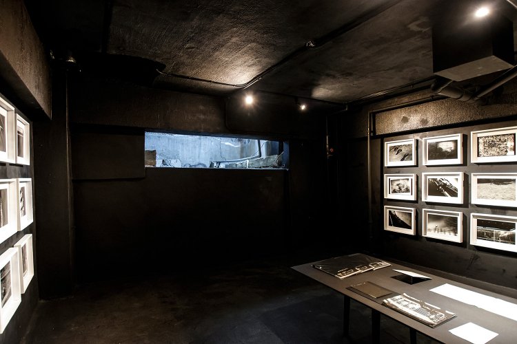 奥の四角く切り取られた空間に江戸期以来の井戸が残る。展示は月替わり。