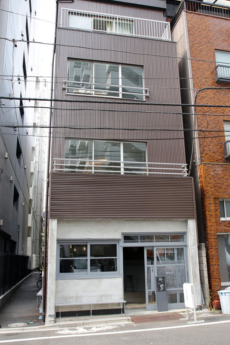 4階建て。2階に系列店のヘアサロンもあり。